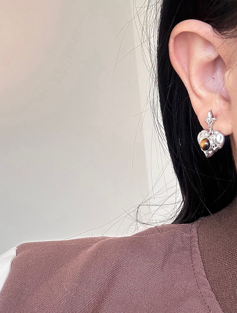 Vintage Silver Heart Earrings with Tiger Eye Stone Edgy Y2K Star Accent Jewelry for trendsetters